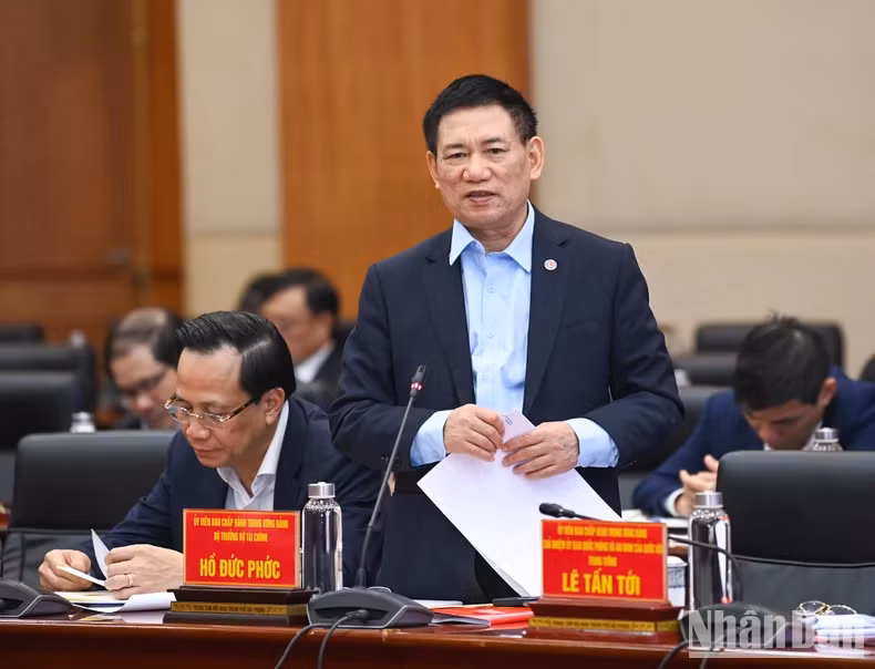财政部长胡德福在会上发表讲话。