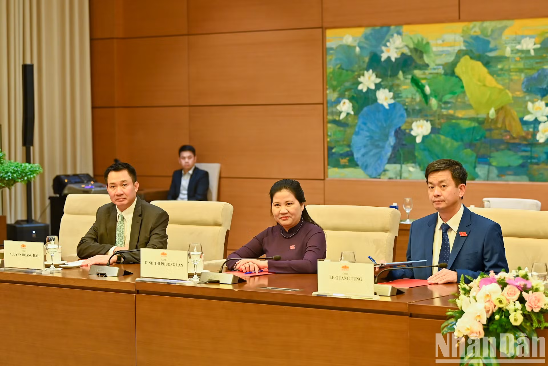 越南国会秘书长、国会办公厅主任黎光松和越南国会代表出席会见。