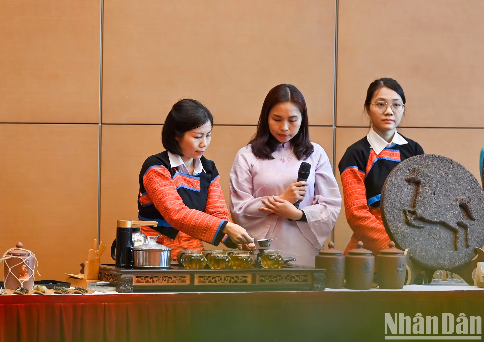 茶艺师向国会主席夫人及AWCH成员介绍了越南茶道的精髓。 茶艺师向国会主席夫人及AWCH成员介绍了越南茶道的精髓。