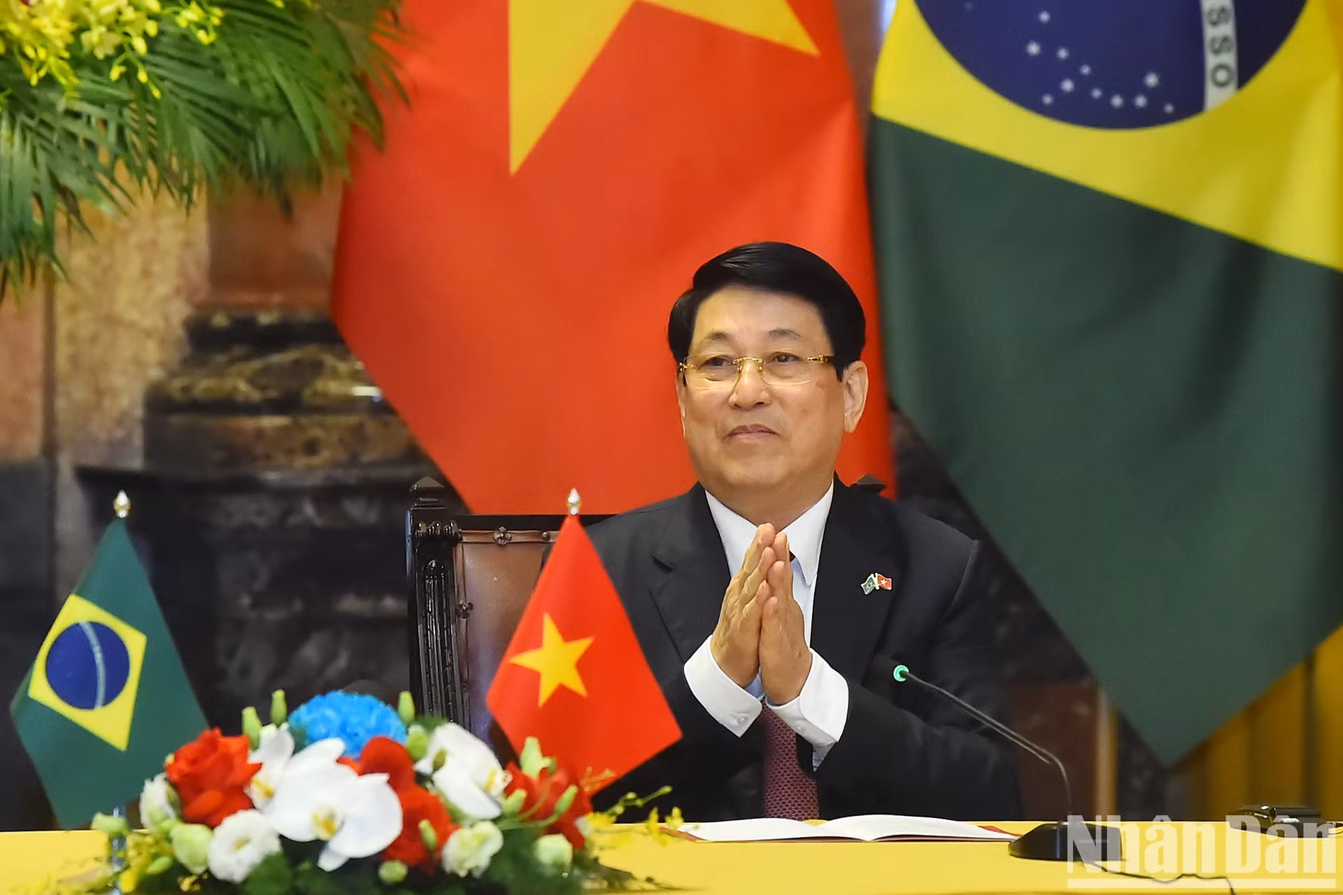 国家主席梁强主持记者会。 国家主席梁强主持记者会。