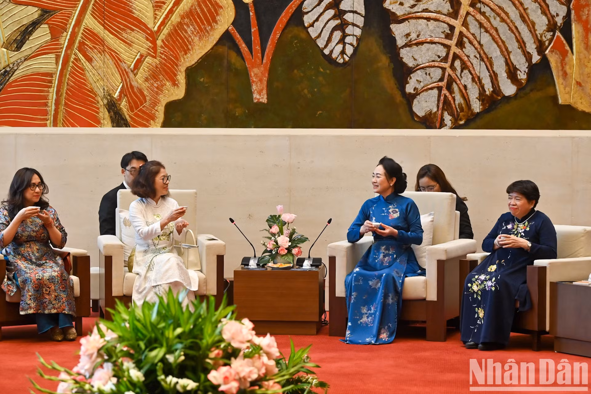 越南国会主席陈青敏夫人阮氏青娥和政府副总理兼外交部长裴青山夫人武氏碧玉品尝山雪茶。 越南国会主席陈青敏夫人阮氏青娥和政府副总理兼外交部长裴青山夫人武氏碧玉品尝山雪茶。