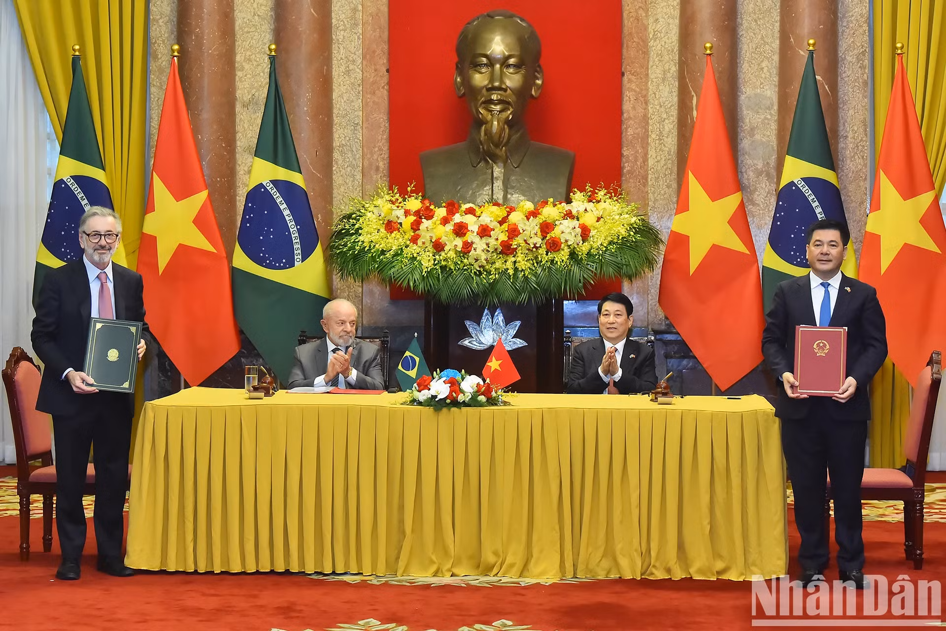 越南国家主席梁强和巴西总统路易斯·伊纳西奥·卢拉·达席尔瓦见证《越南工贸部与巴西工业、贸易和服务发展部关于成立贸易与工业合作促进工作组的谅解备忘录》交换仪式。 越南国家主席梁强和巴西总统路易斯·伊纳西奥·卢拉·达席尔瓦见证《越南工贸部与巴西工业、贸易和服务发展部关于成立贸易与工业合作促进工作组的谅解备忘录》交换仪式。
