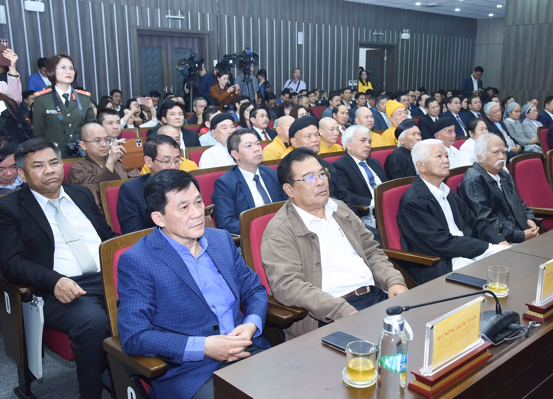 与会代表。