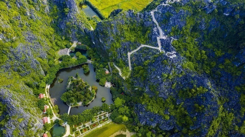 想要到达山顶，游客必须攀爬400多级石阶。（图片来源：越通社）