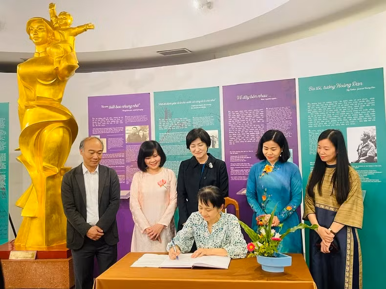石破佳子女士在越南妇女博物馆的纪念簿上留言。