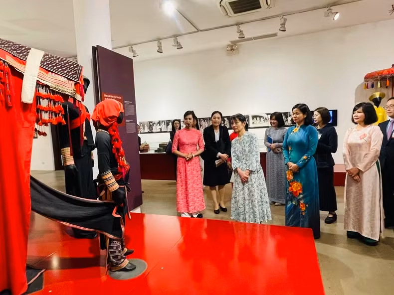 石破佳子女士参观瑶族服装展区。