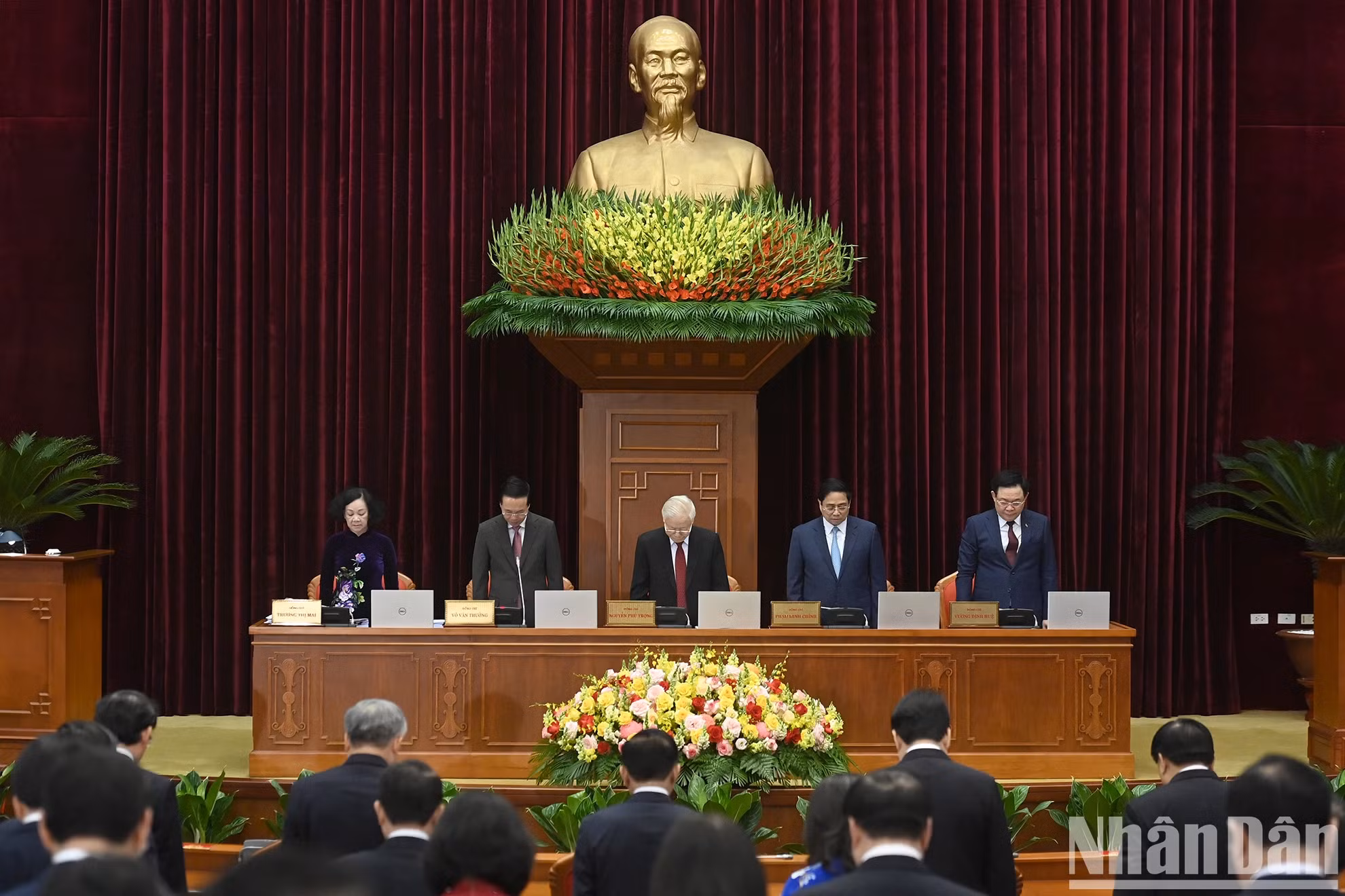会议开始前，全体与会代表为近日逝世的越共中央委员、越南政府副总理黎文成和最近发生的火灾、各灾害的遇难者默哀一分钟。（登科 摄）
