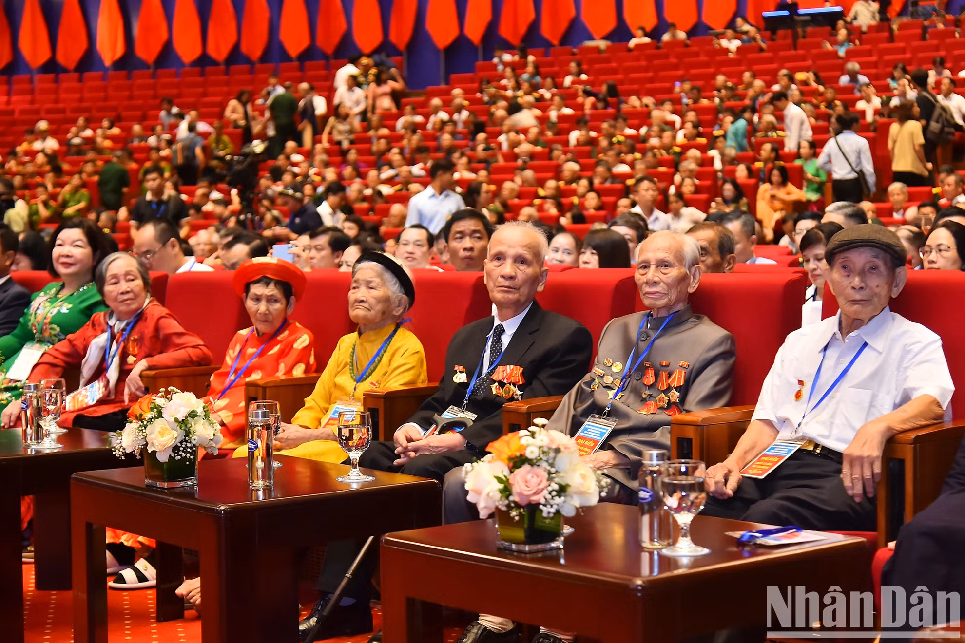 出席会议的各位越南英雄母亲、起义前革命干部。