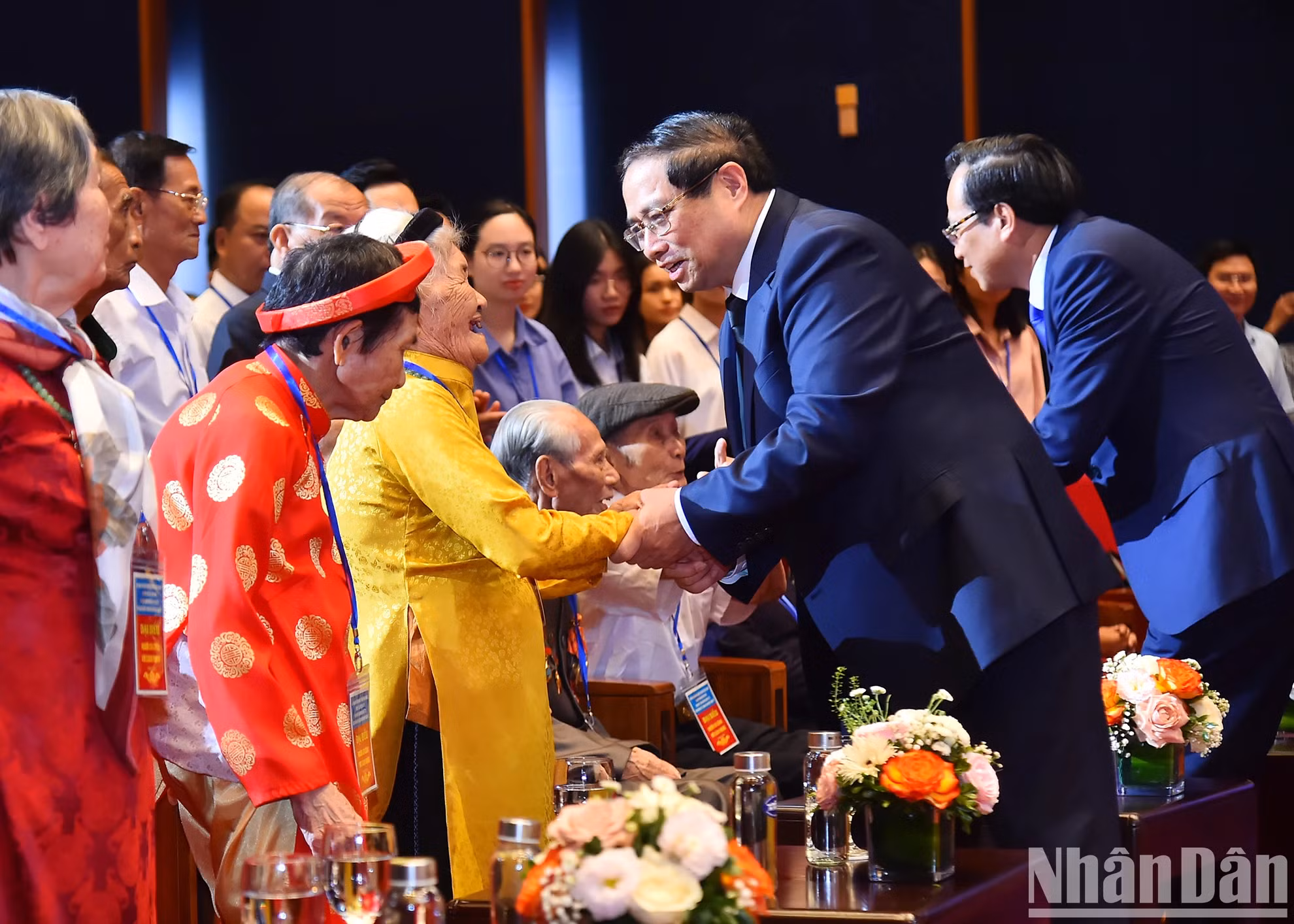 范明正总理和越南英雄母亲及与会代表。
