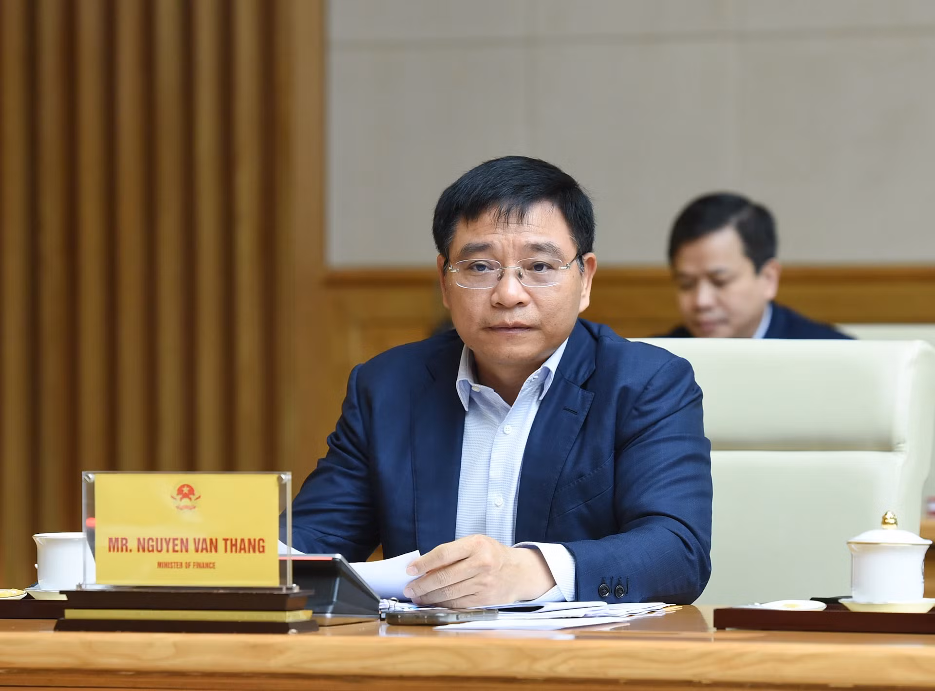 财政部部长阮文胜在座谈会上发表讲话。