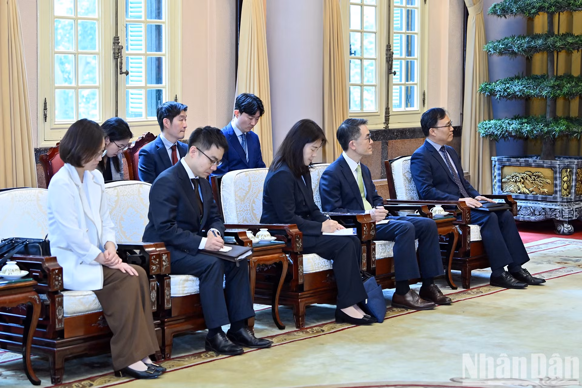 陪同韩国外交部长官赵兑烈的韩方代表团成员。