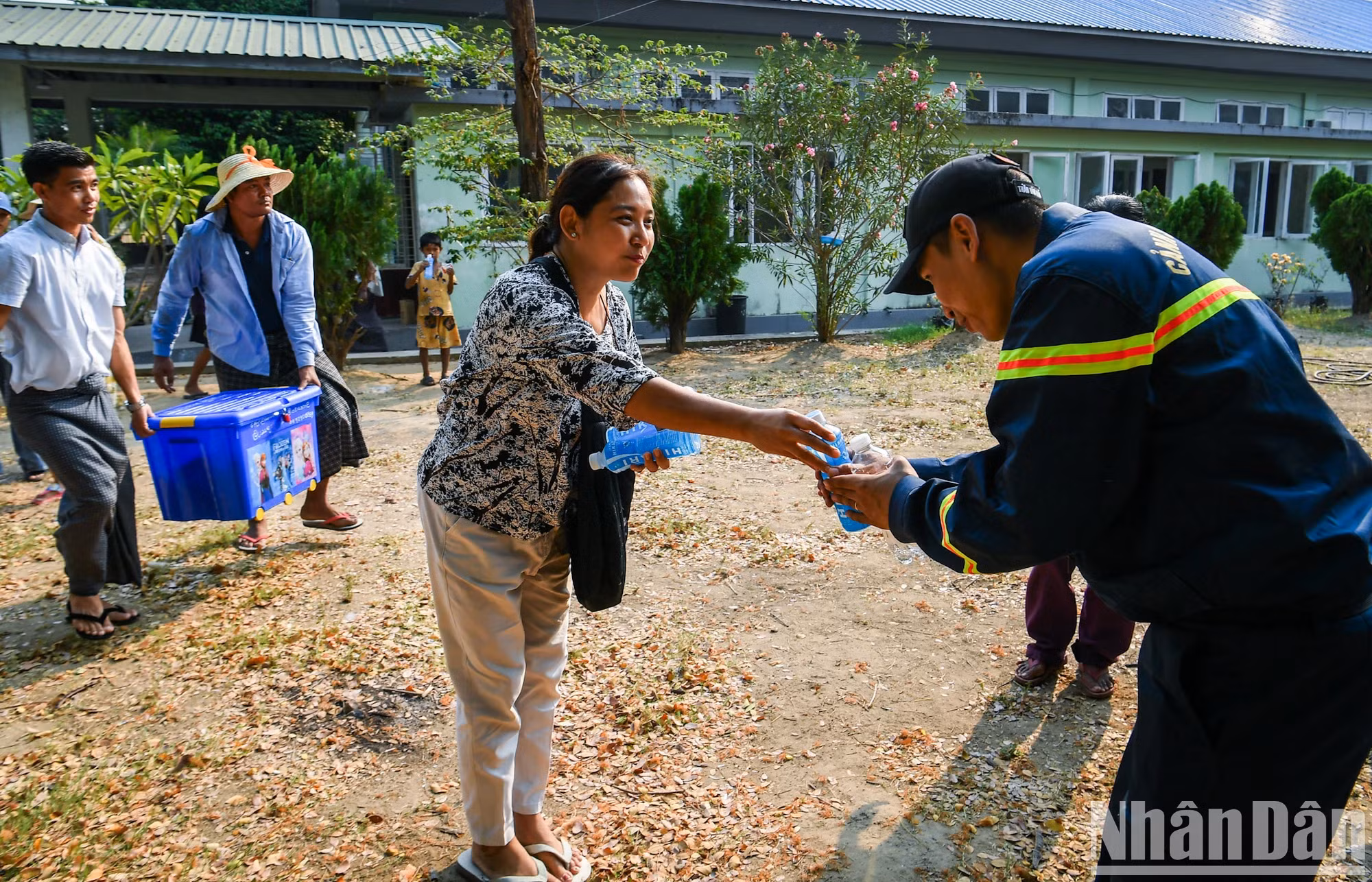 当地民众也向救援队的战士赠送凉水。在缅甸开展救援行动期间，越南的两个救援队给缅甸人民和国家留下了美好印象。