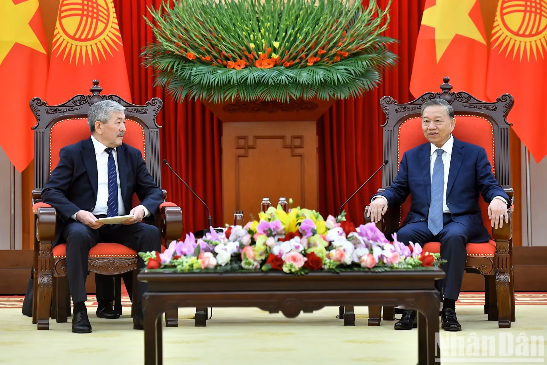 越共中央总书记苏林会见吉尔吉斯共和国总理阿德尔别克·卡西马利耶夫。