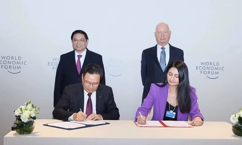 越南政府总理范明正和世界经济论坛的创始人兼执行主席克劳斯·施瓦布教授见证越南劳动荣军与社会部同世界经济论坛的合作备忘录签字仪式。