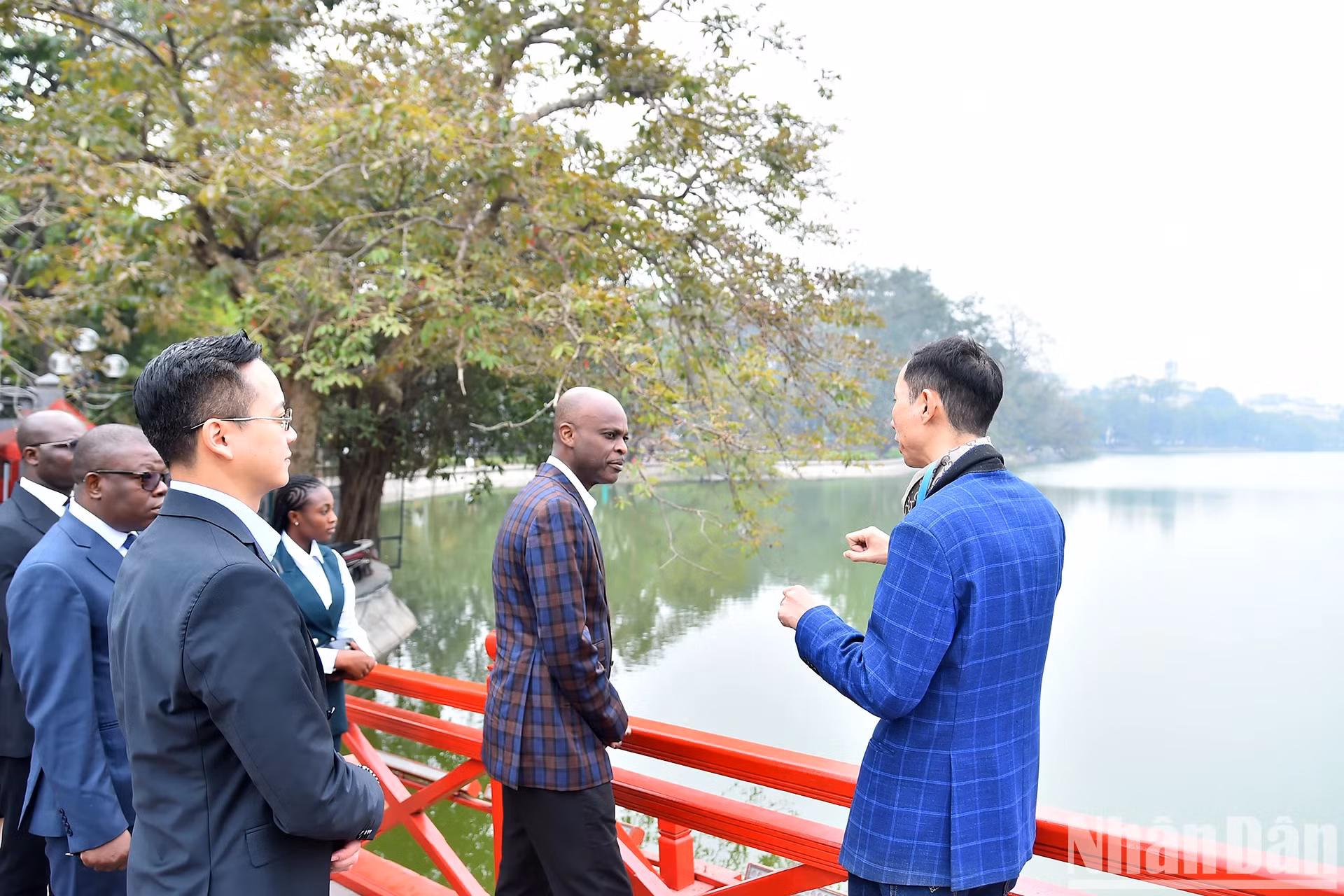 多哥外交部长罗贝尔·迪塞倾听有关还剑湖的历史。