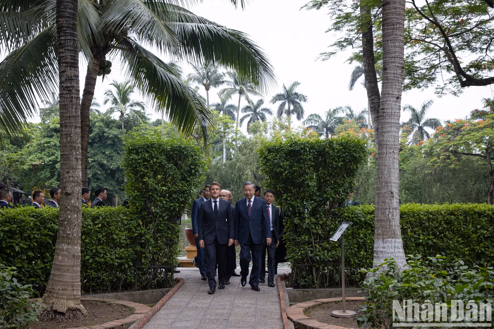 越共中央总书记苏林和法国总统埃马纽埃尔·马克龙及各位代表参观主席府内的胡志明主席遗迹区。
