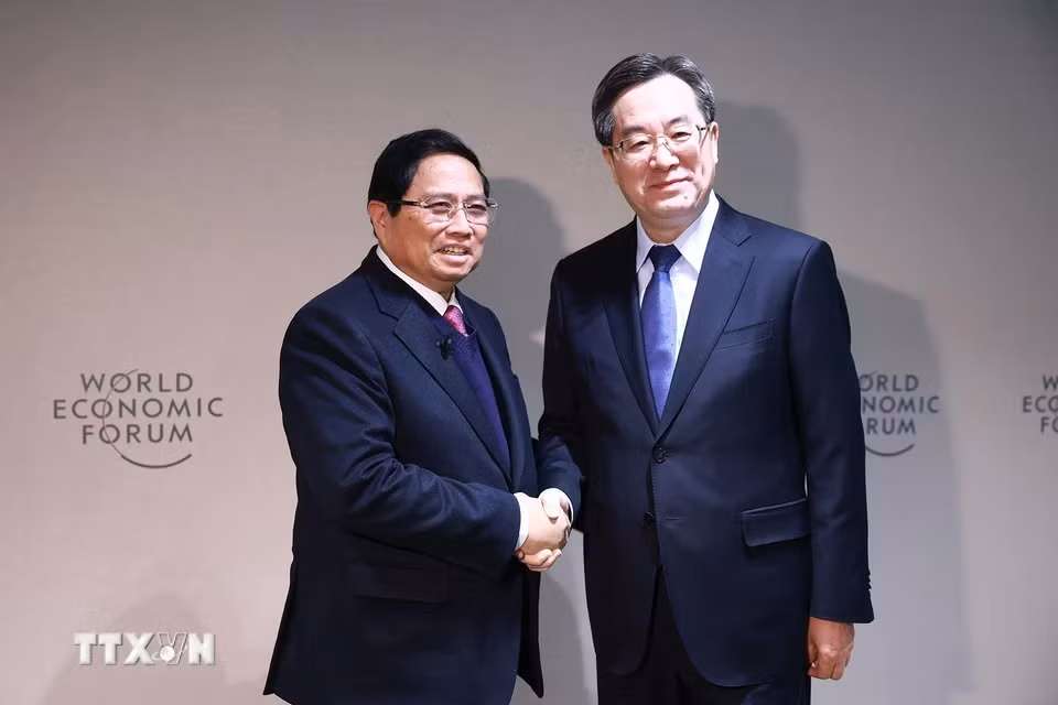 越南政府总理范明正会见中国国务院副总理丁薛祥。（图片来源：越通社）