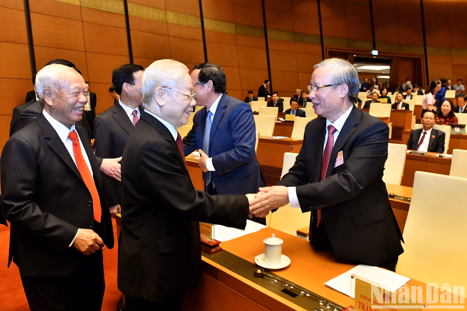 越共中央总书记阮富仲同党和国家领导、前领导出席越南第十五届国会第六次会议开幕式。 越共中央总书记阮富仲同党和国家领导、前领导出席越南第十五届国会第六次会议开幕式。