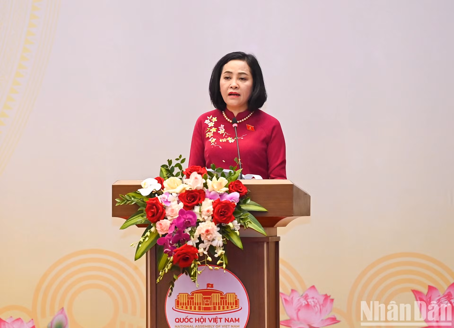 与会代表在会上作报告。
