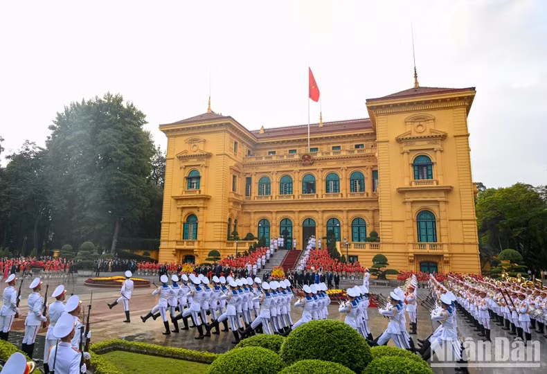 越共中央总书记阮富仲和中共中央总书记、中国国家主席习近平一同检阅越南人民军仪仗队。