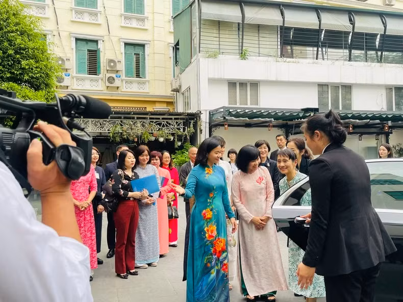 石破佳子女士走访越南妇女博物馆。
