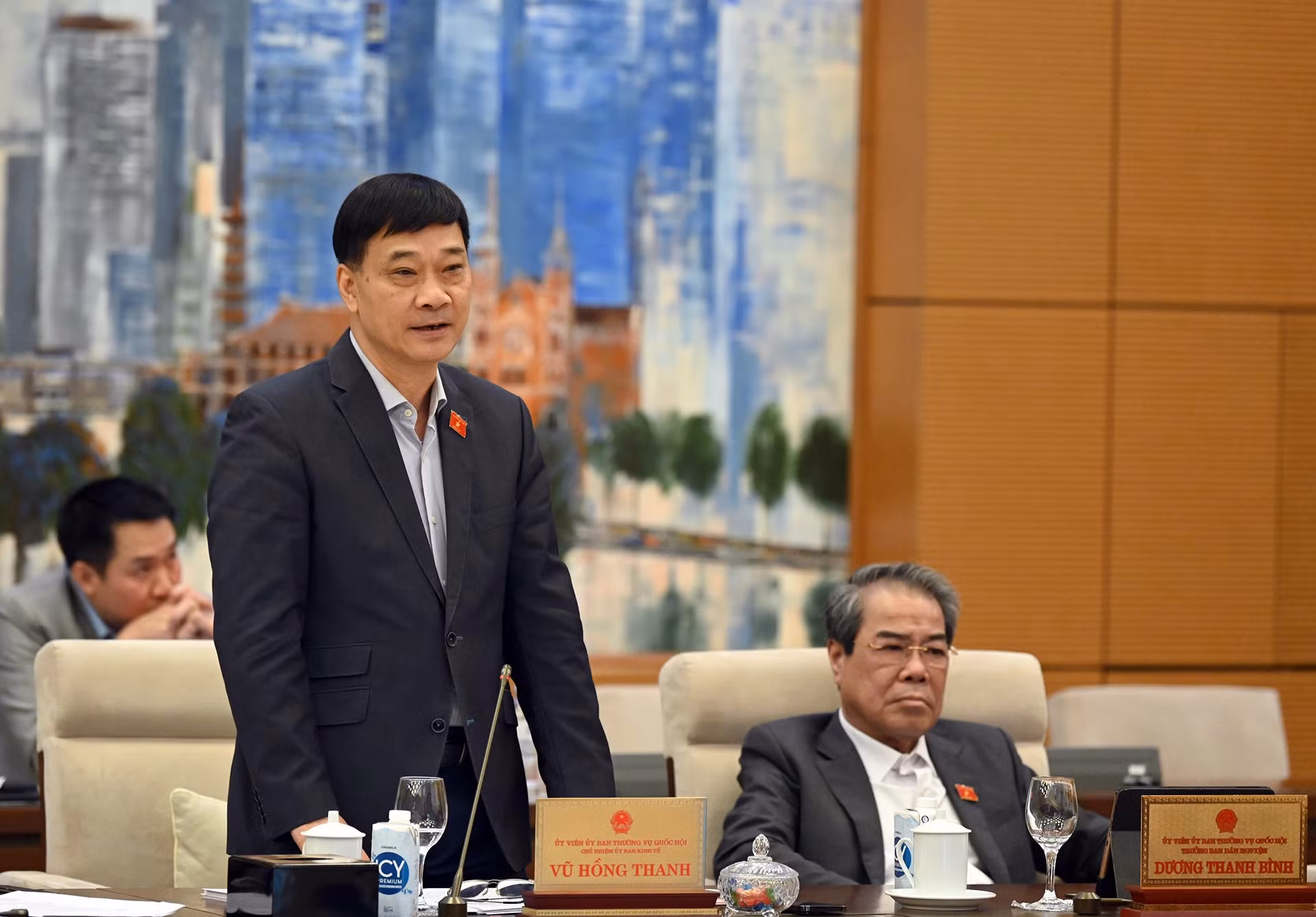 国会经济委员会主任武鸿青在会上发表讲话。