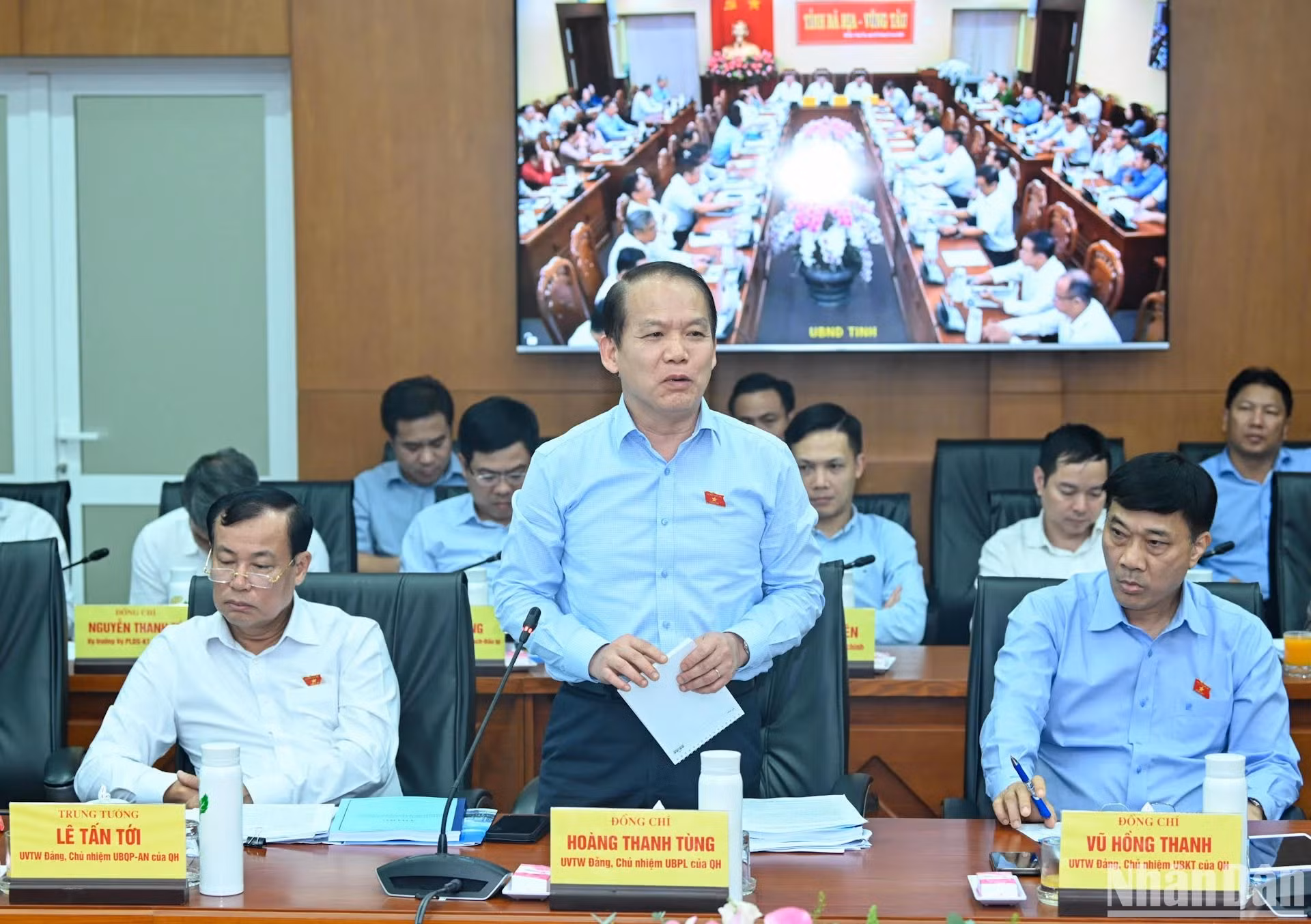 国会法律委员会主任黄青松在会上发表讲话。