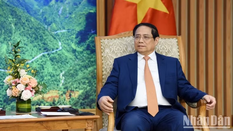 越南政府总理范明正在会见日越友好议员联盟特别顾问武部勤时发表讲话。
