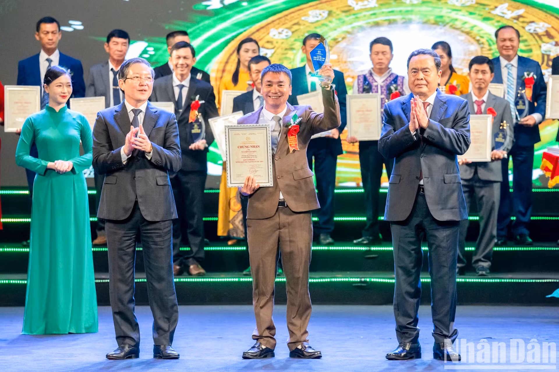 国会主席陈青敏和越南农民协会主席梁国段向越南优秀农民颁奖。 国会主席陈青敏和越南农民协会主席梁国段向越南优秀农民颁奖。