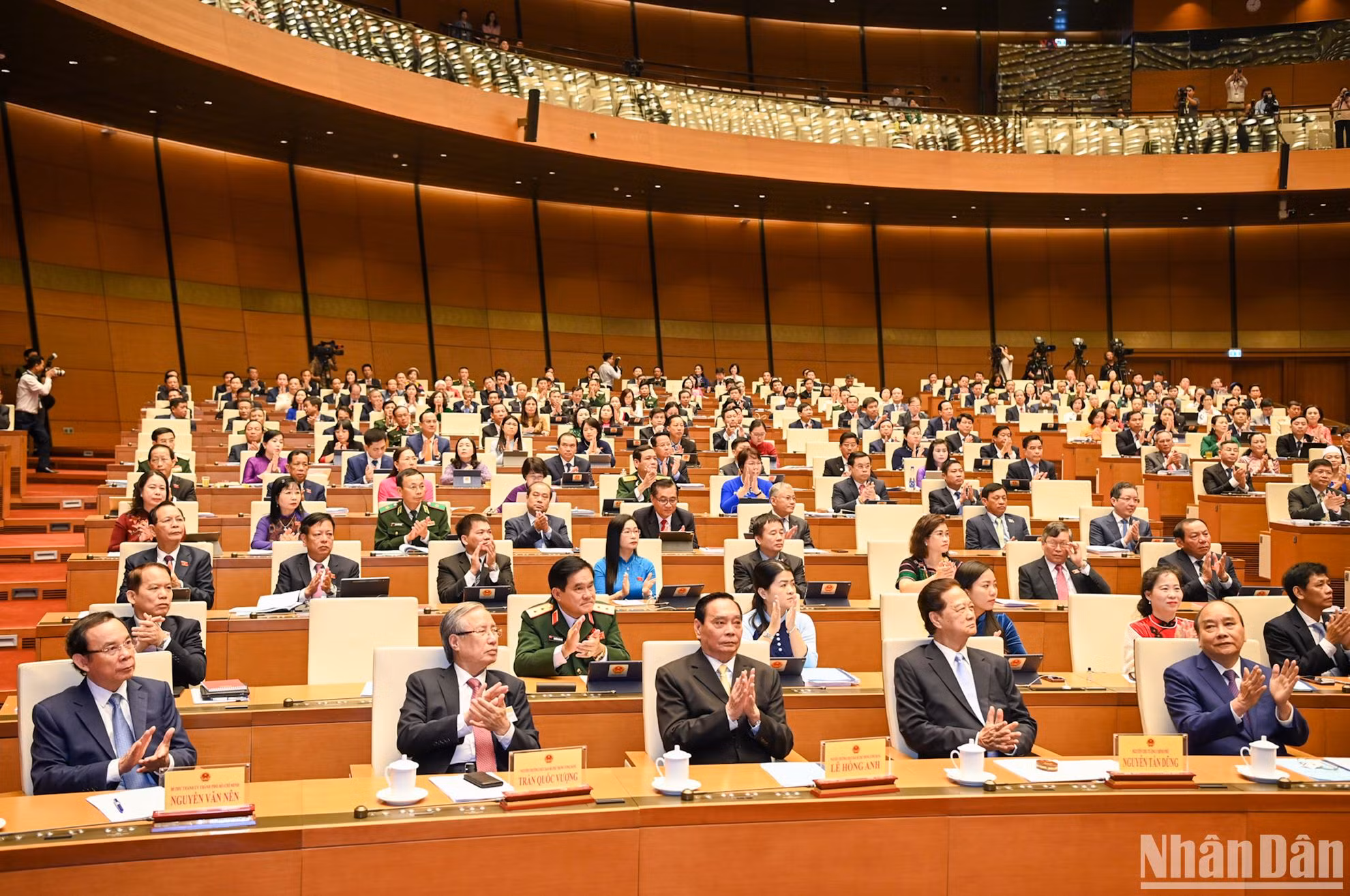 党和国家领导、前领导出席越南第十五届国会第六次会议开幕式。