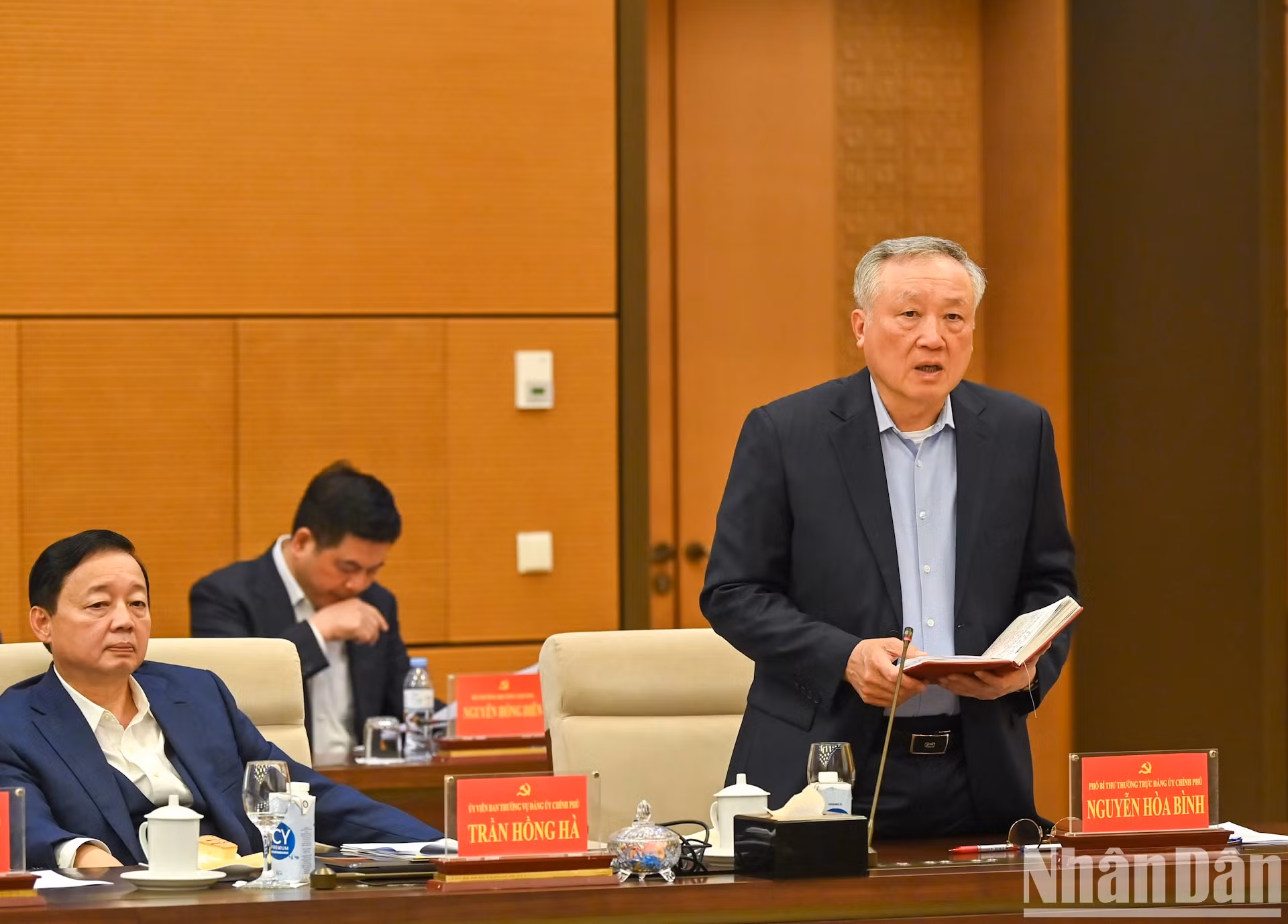 政府党委常务副书记、政府常务副总理阮和平在会上发表讲话。 政府党委常务副书记、政府常务副总理阮和平在会上发表讲话。