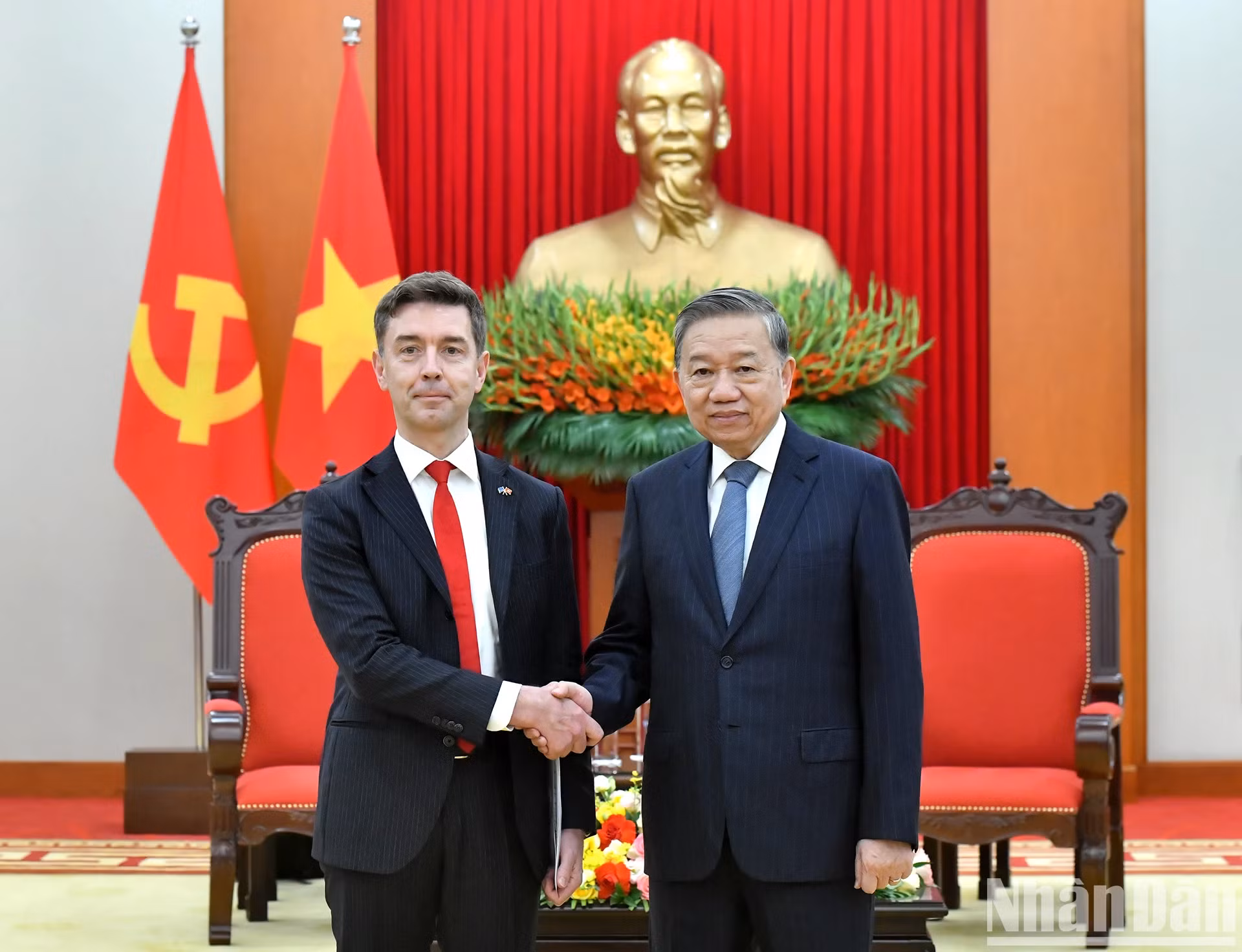 越共中央总书记苏林和欧盟驻越南代表团团长朱利安·古尔利尔。