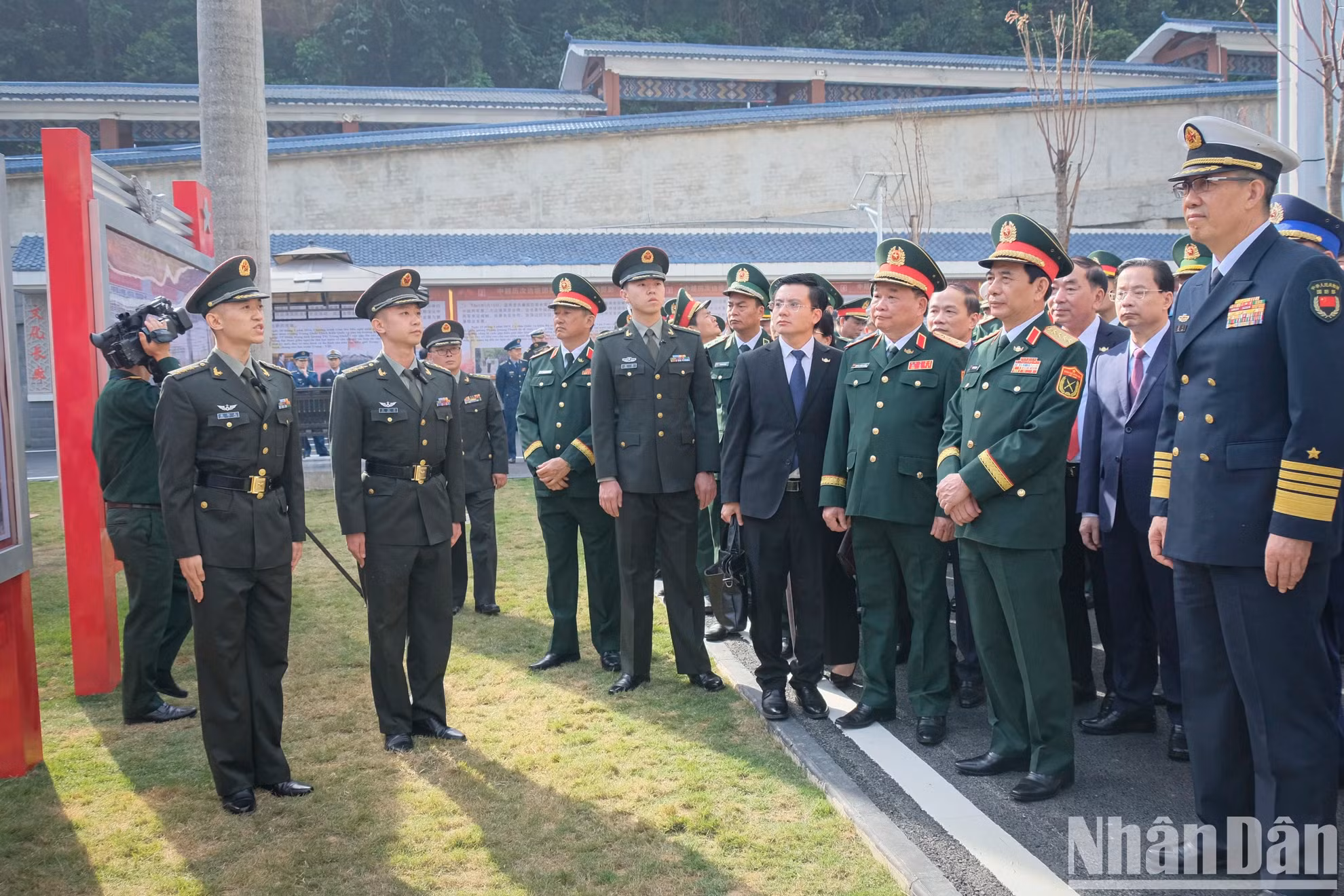 两位部长参观友谊关口岸边检站。