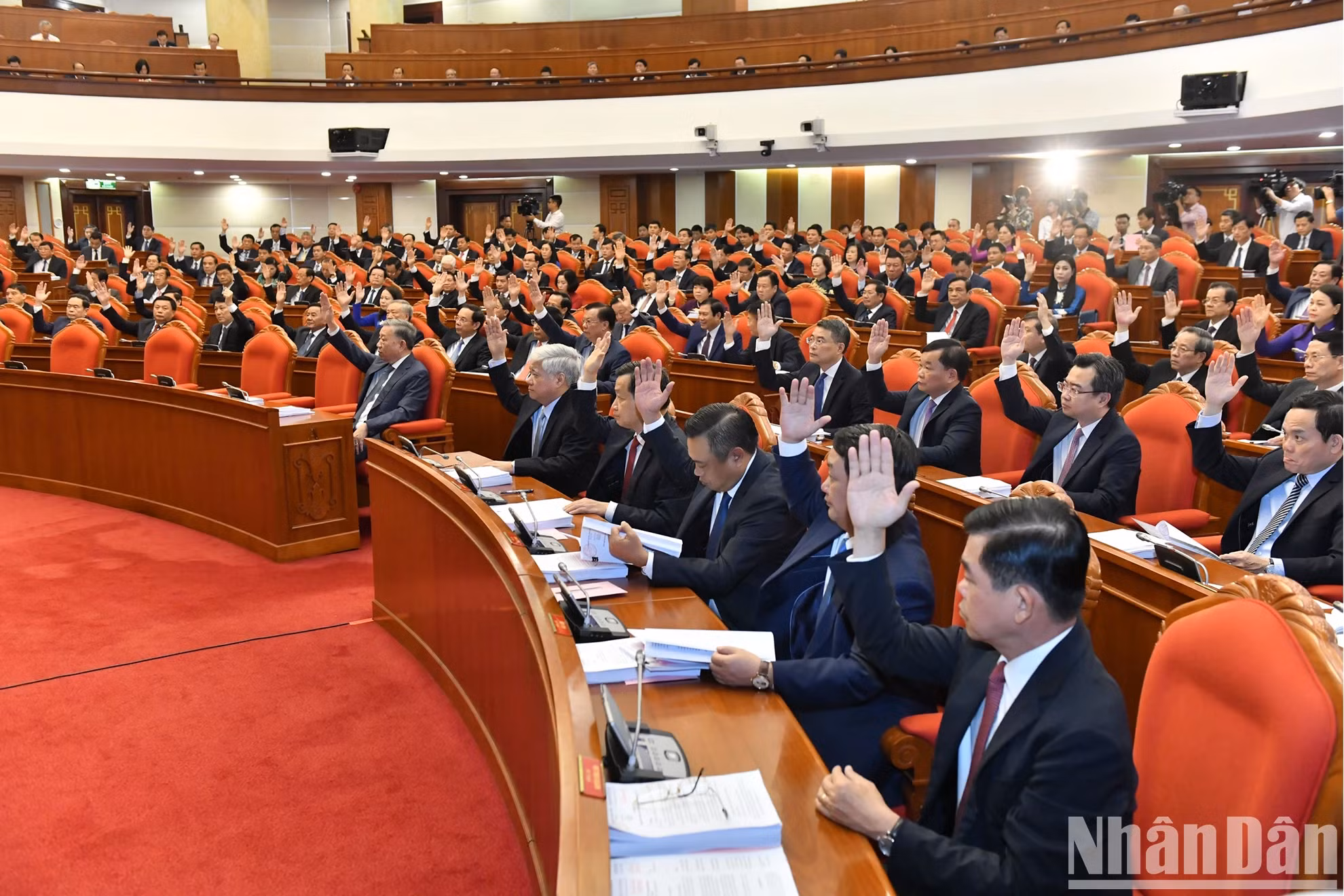 与会代表表决通过会议内容。（登科 摄）