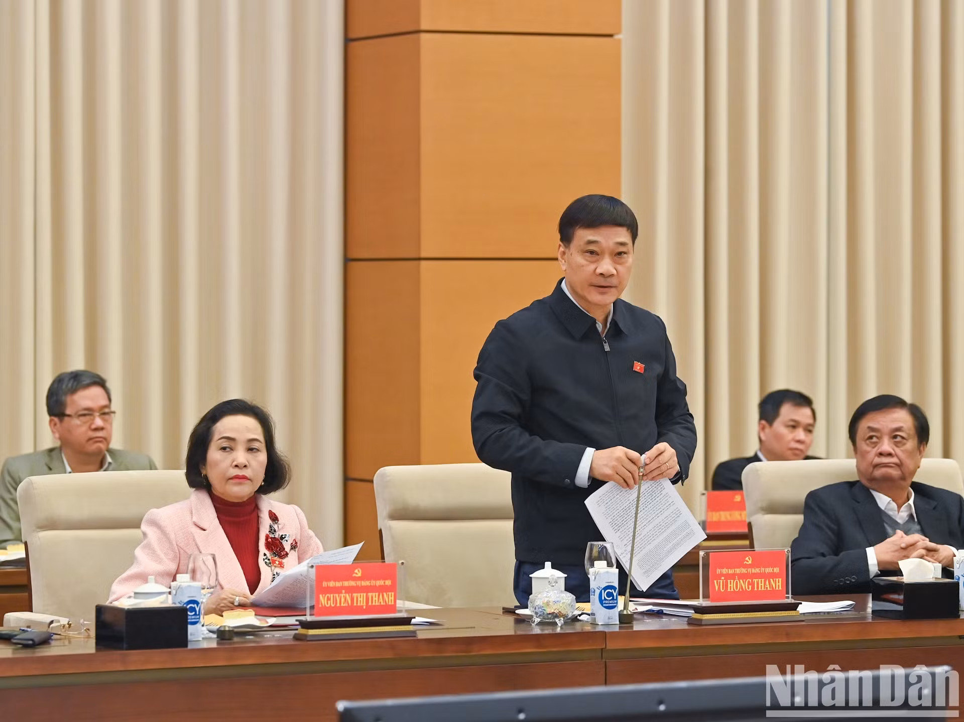 国会经济委员会主任武鸿青在会上发表讲话。 国会经济委员会主任武鸿青在会上发表讲话。