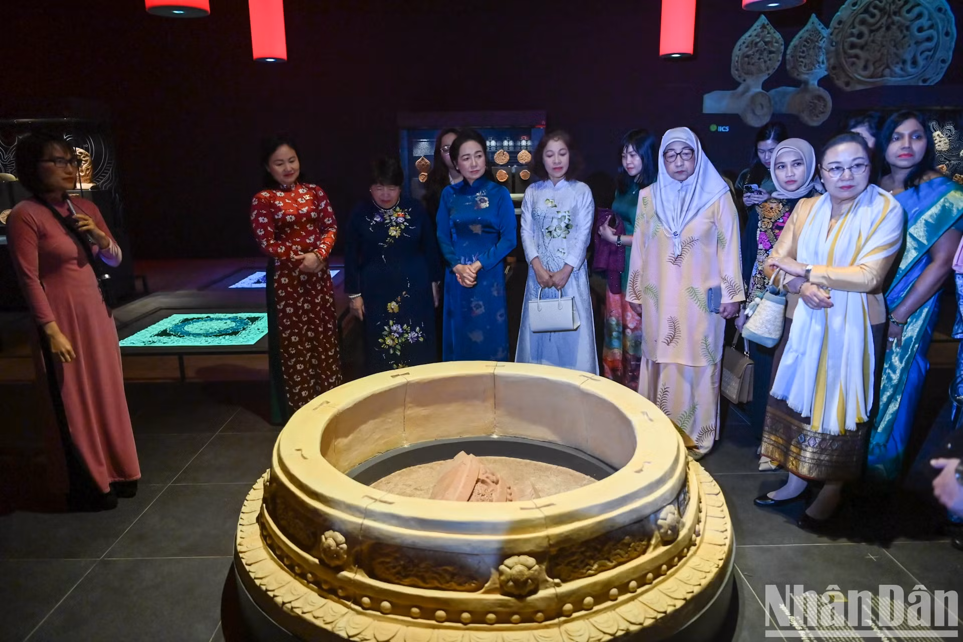 各位代表听取关于国会大厦地下考古遗址的介绍。 各位代表听取关于国会大厦地下考古遗址的介绍。