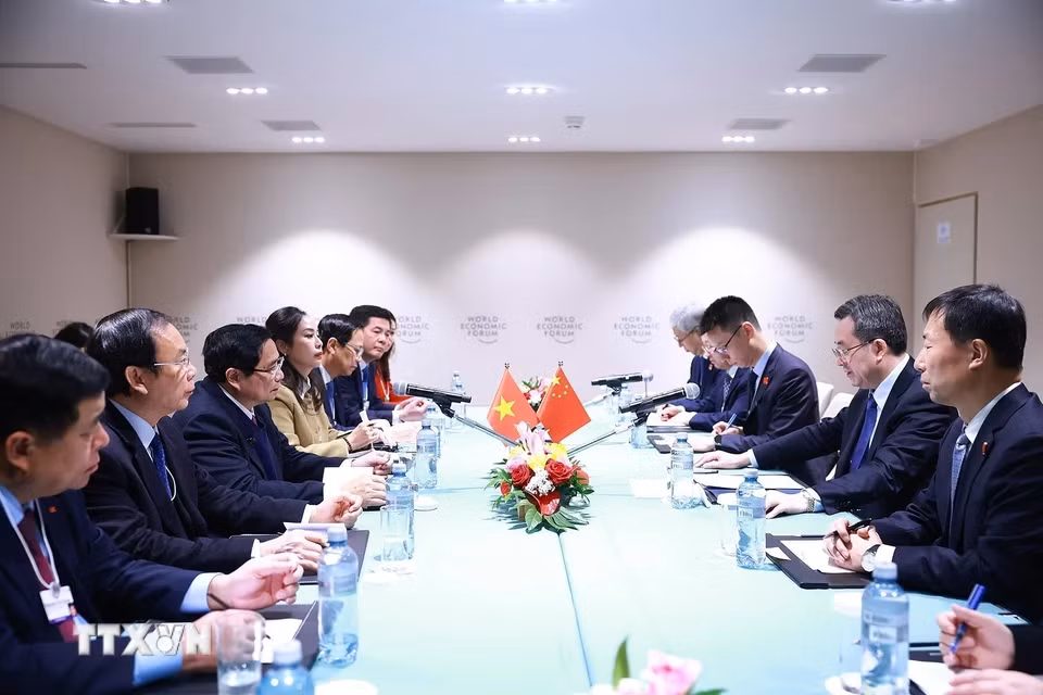 越南政府总理范明正会见中国国务院副总理丁薛祥。（图片来源：越通社）