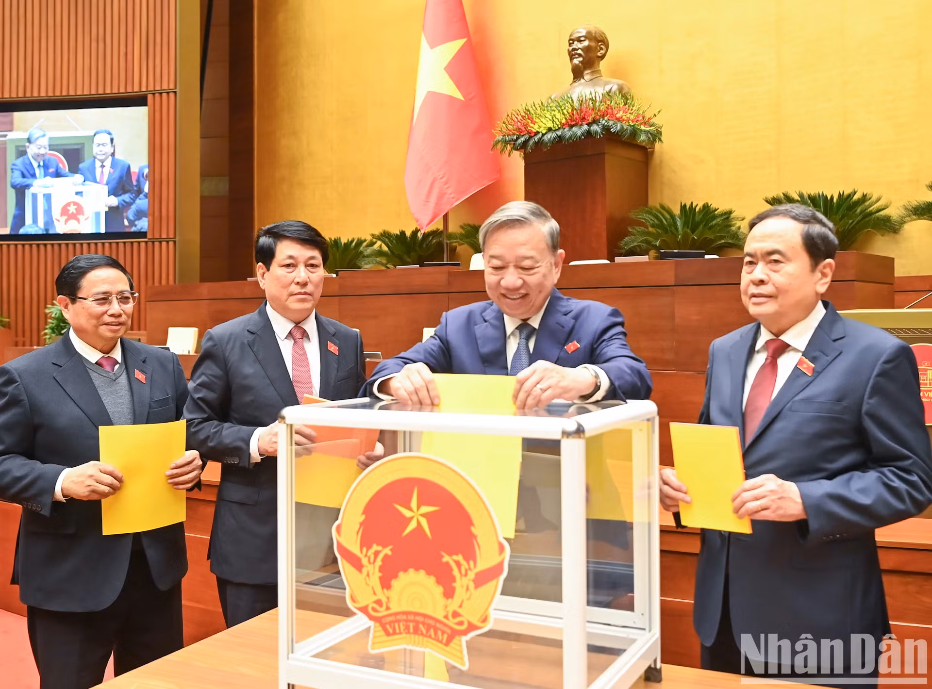 越共中央总书记苏林，国家主席梁强，政府总理范明正，国会主席陈青敏和各位国会代表投票选举国会副主席、国会常务委员会委员，批准政府总理关于任命2021-2026年任期政府副总理、部长及政府其他成员的建议。