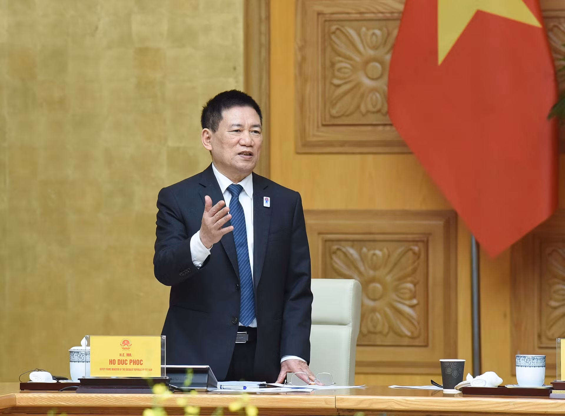 政府副总理胡德福在座谈会上发表讲话。