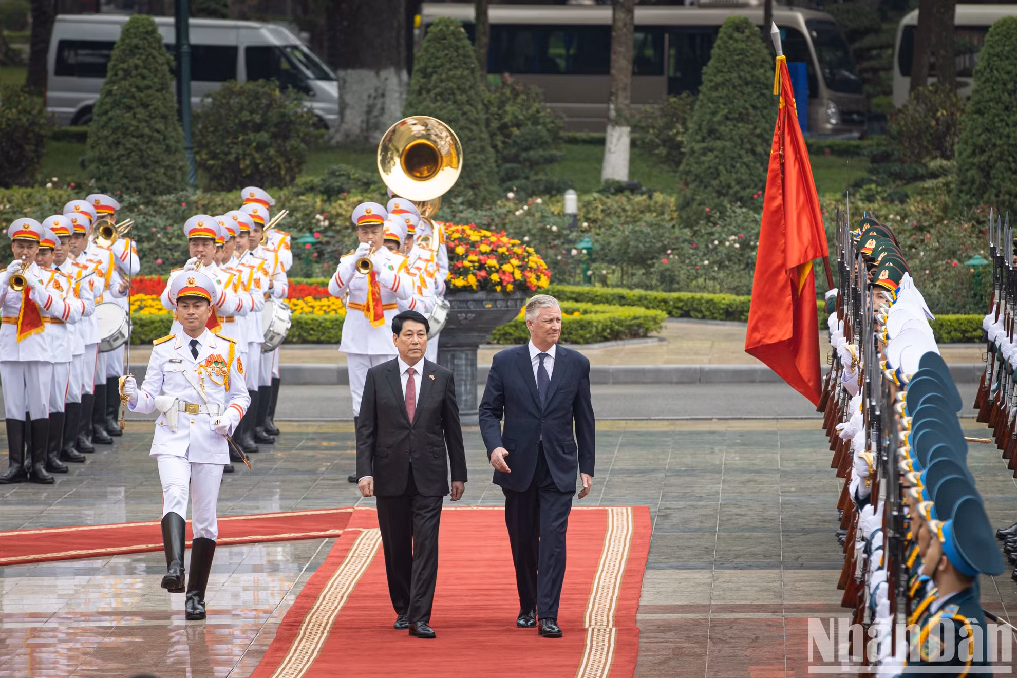 越南国家主席梁强和比利时国王菲利普·利奥波德·路易·马里检阅越南人民军仪仗队。