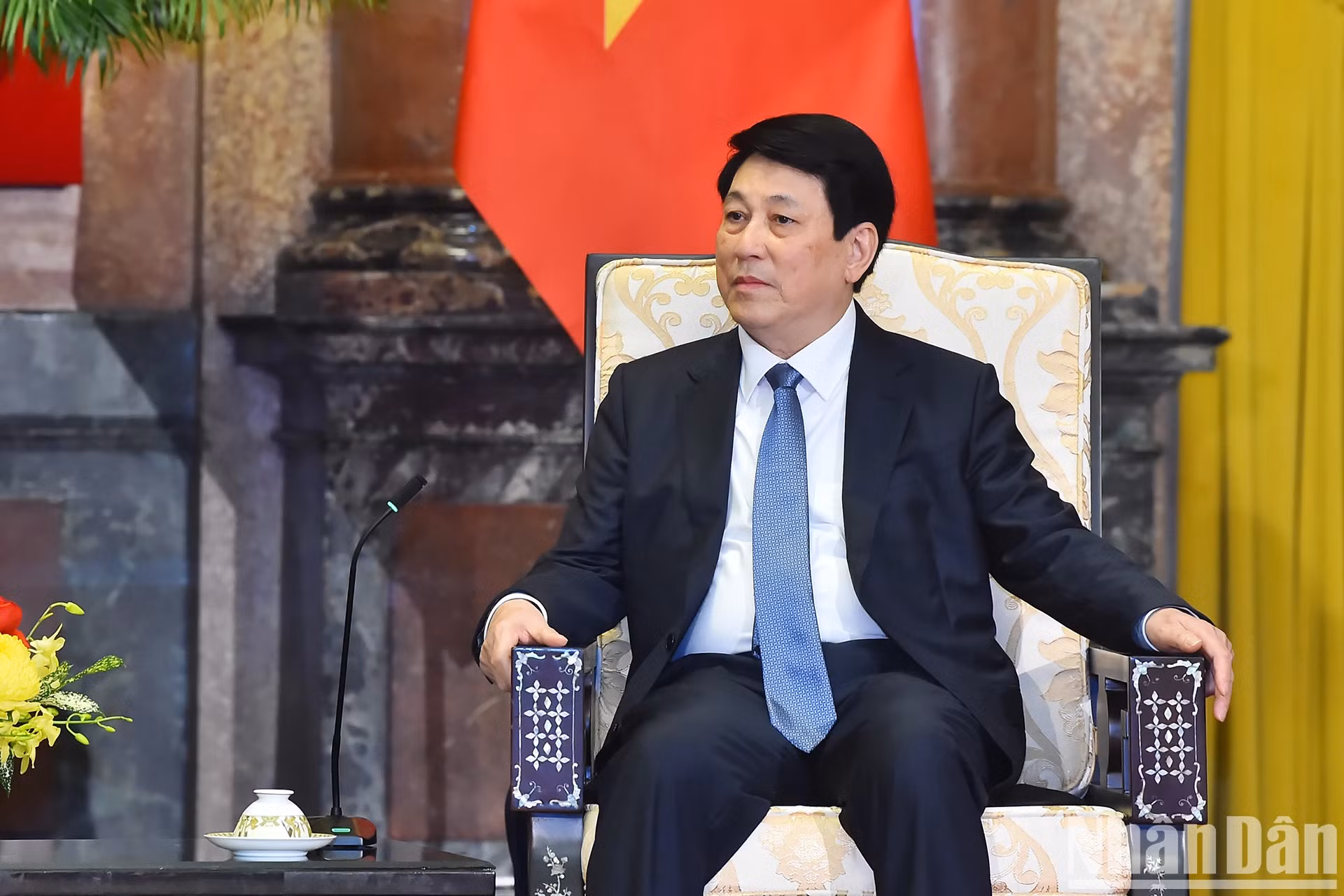 越南国家主席梁强在会见吉尔吉斯斯坦总理阿德尔别克·卡西马利耶夫时发表讲话。 越南国家主席梁强在会见吉尔吉斯斯坦总理阿德尔别克·卡西马利耶夫时发表讲话。