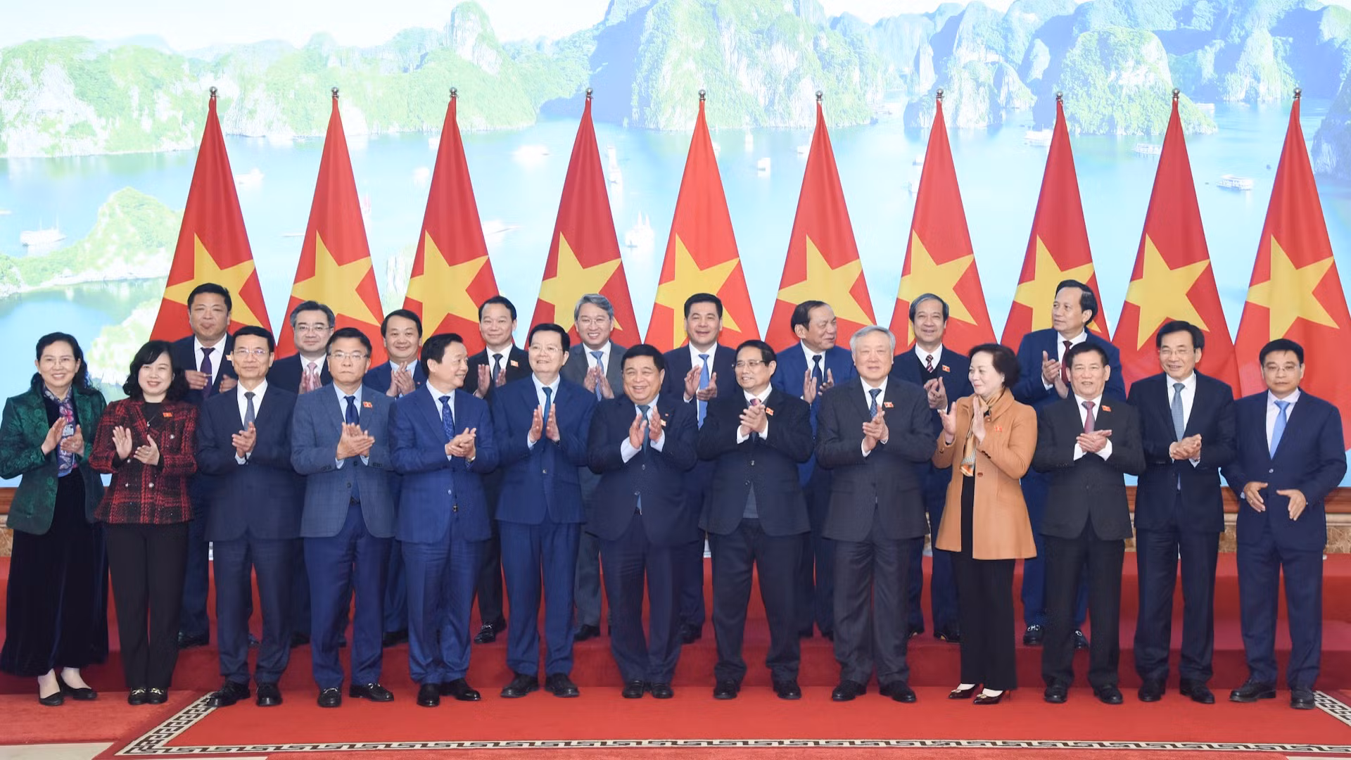 政府总理范明正向政府成员部署任务【组图】