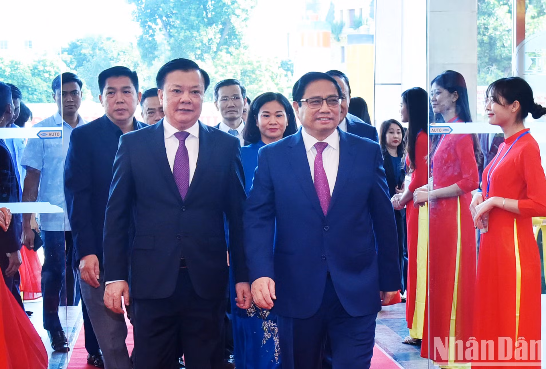 范明正总理与河内市委书记丁进勇进场。 范明正总理与河内市委书记丁进勇进场。