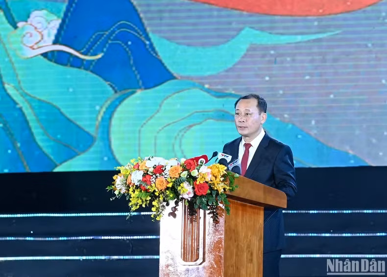 荣市市委书记、人民议会主席潘德同在庆典上讲话。 荣市市委书记、人民议会主席潘德同在庆典上讲话。