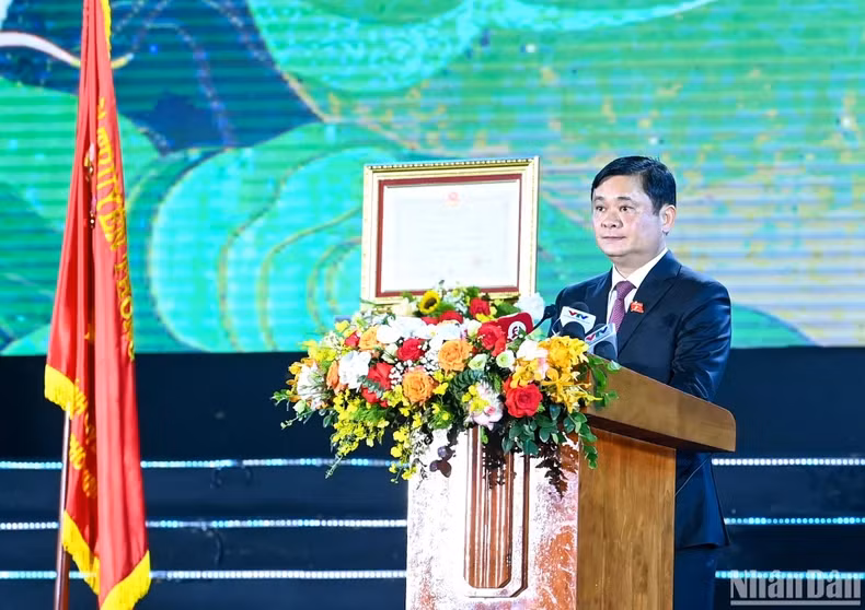 义安省委书记蔡青贵在庆典上讲话。 义安省委书记蔡青贵在庆典上讲话。