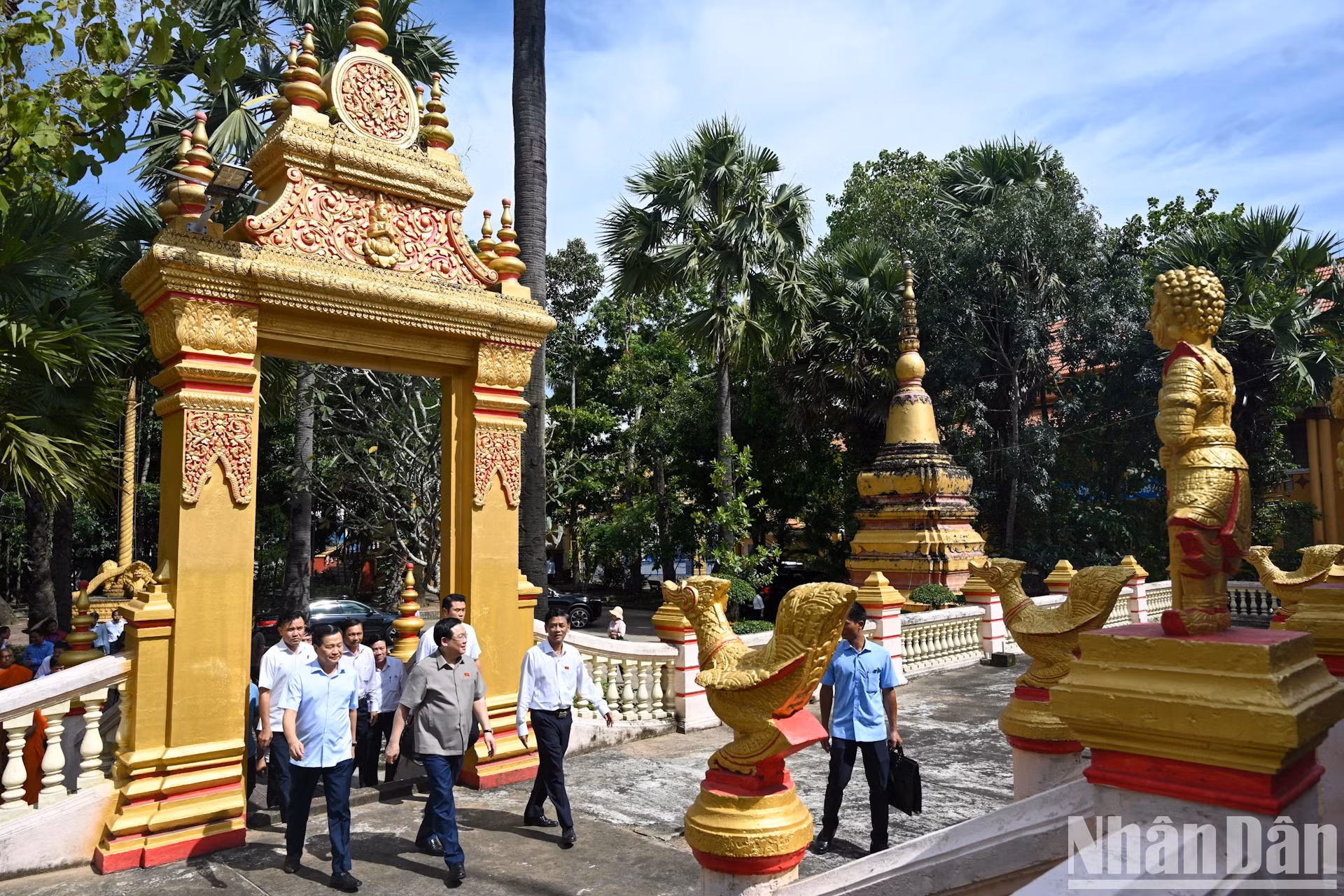 国会主席王廷惠一行参观Khléang寺。