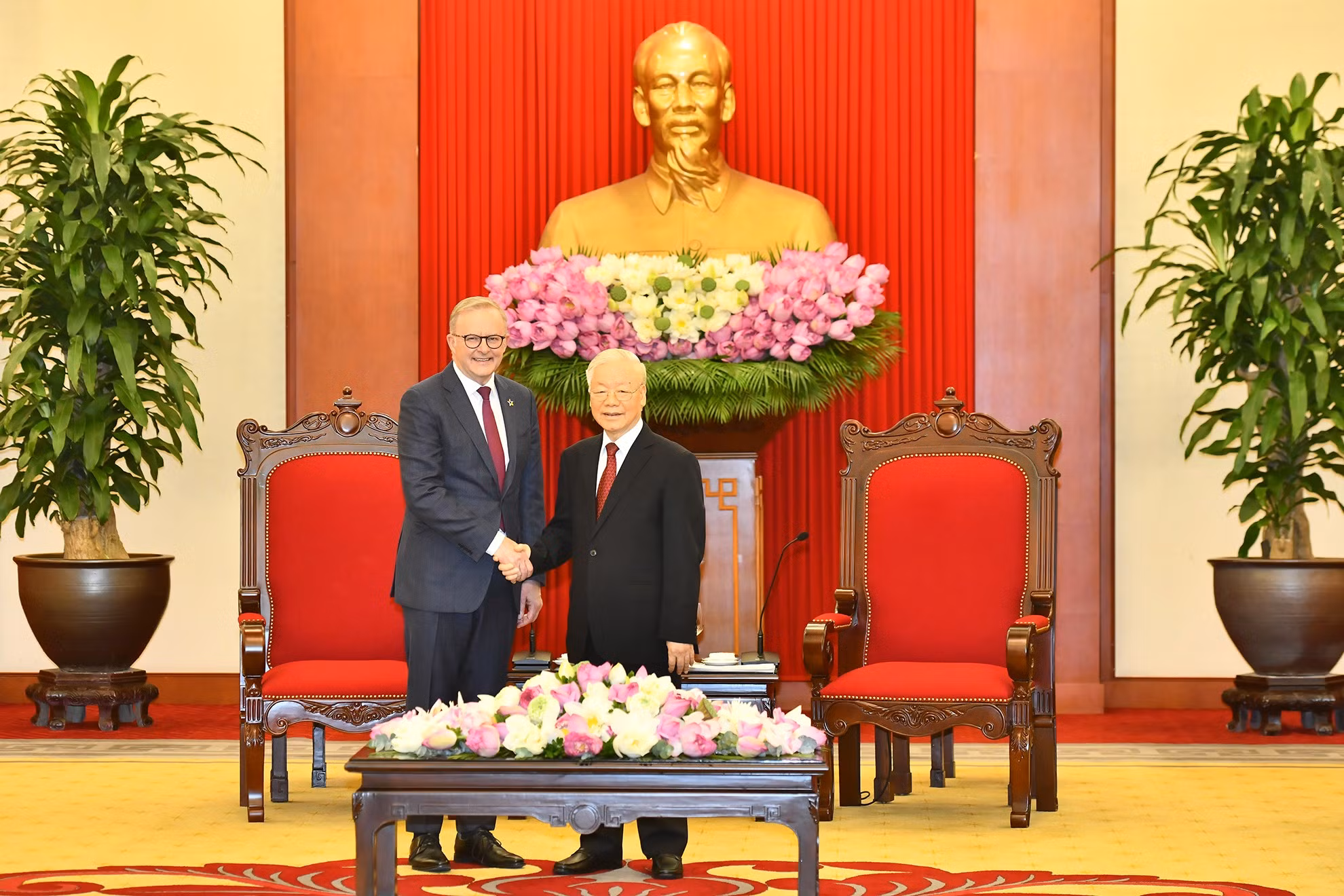 越共中央总书记阮富仲会见澳大利亚总理安东尼·阿尔巴尼斯。 越共中央总书记阮富仲会见澳大利亚总理安东尼·阿尔巴尼斯。