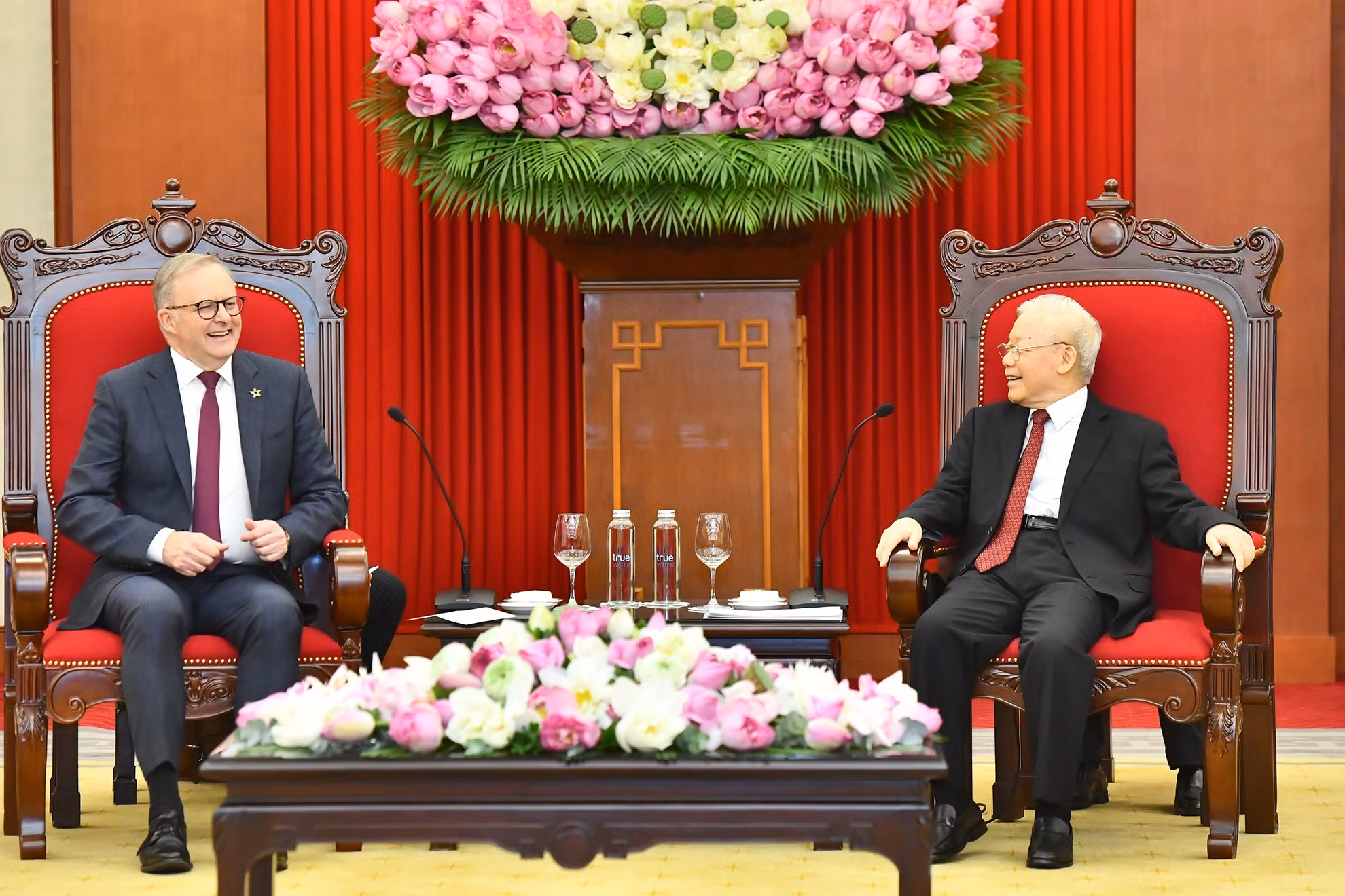 越共中央总书记阮富仲会见澳大利亚总理安东尼·阿尔巴尼斯。 越共中央总书记阮富仲会见澳大利亚总理安东尼·阿尔巴尼斯。