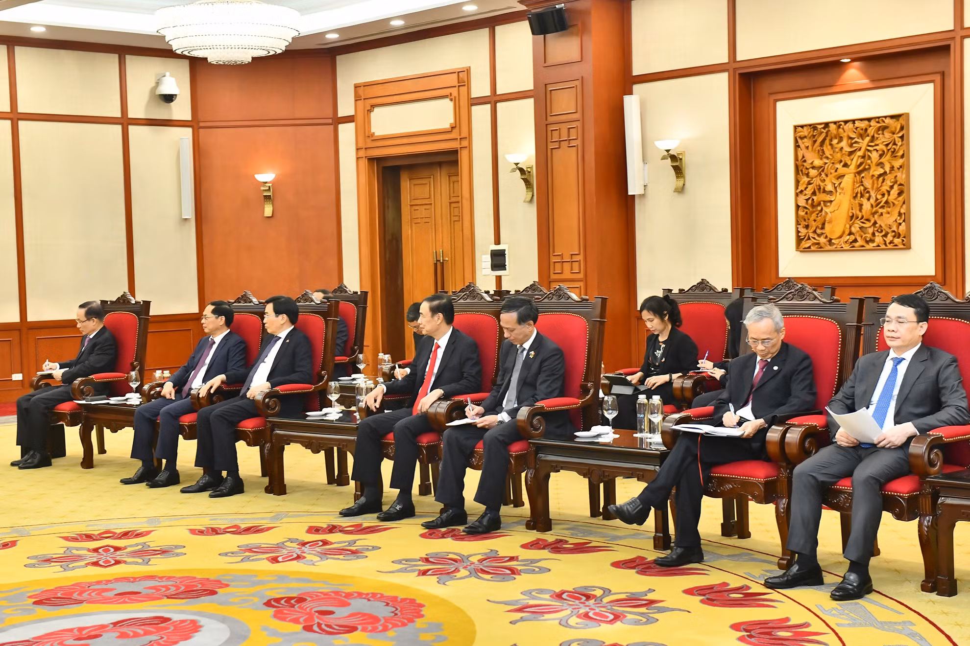 越方代表团成员。 越方代表团成员。