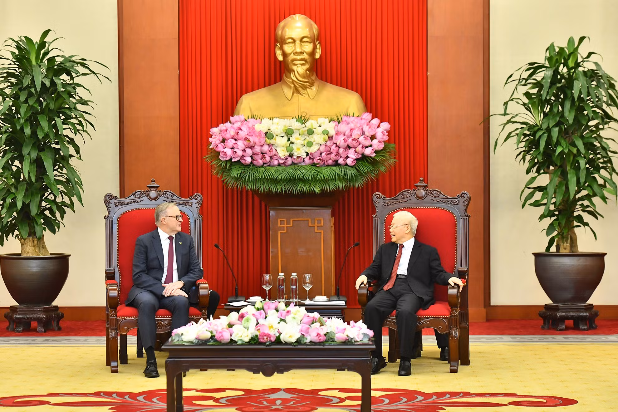 越共中央总书记阮富仲会见澳大利亚总理安东尼·阿尔巴尼斯。 越共中央总书记阮富仲会见澳大利亚总理安东尼·阿尔巴尼斯。